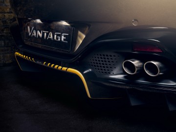 Aston Martin Vantage i DBS Superleggera 007
